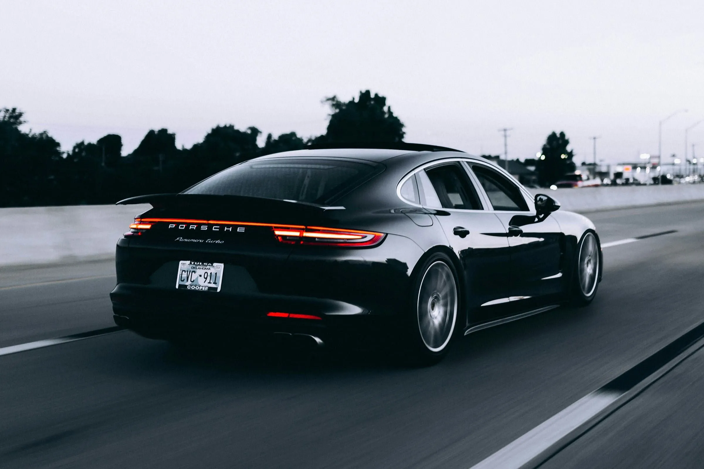 Schwarzer Porsche Panamera auf der Autobahn